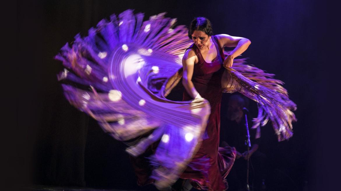 La bailaora Eva la Yerbabuena con un mantón
