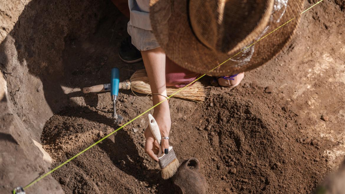 Una arqueóloga trabajando en la tierra