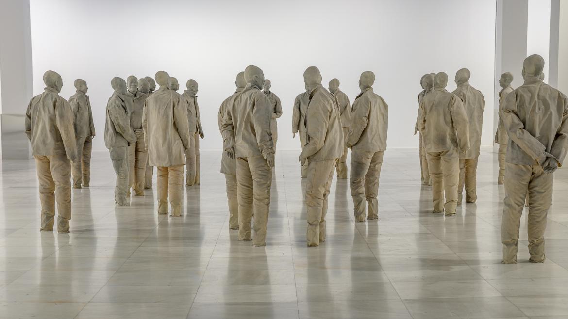 Juan Muñoz, Plaza, 1996. Vista de la Sala Alcalá 31. Foto: Guillermo Gumiel. Cortesía Juan Muñoz Estate. VEGAP Madrid 2025 Grupo de esculturas en color gris agrupadas
