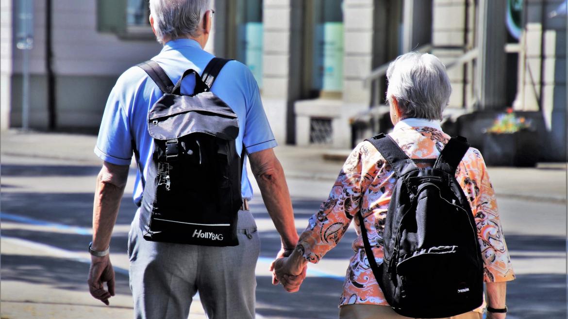 Rutas culturales para personas mayores Pareja de mayores con mochila
