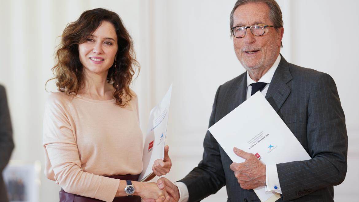 La presidenta saludando al director de Fundación La Caixa