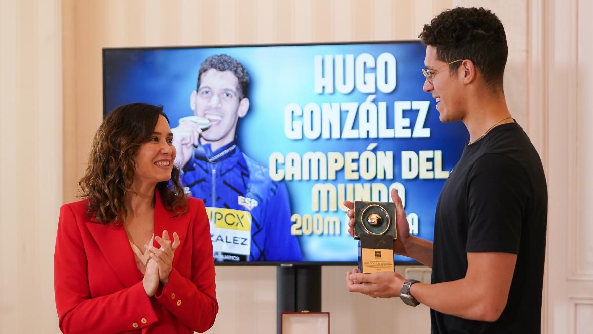 Imagen del artículo Díaz Ayuso felicita al nadador Hugo González por su campeonato del mundo y destaca su ejemplo de humildad, talento, disciplina y sacrificio