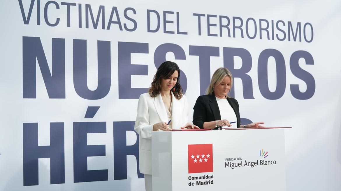 La presidenta firmando la entrega