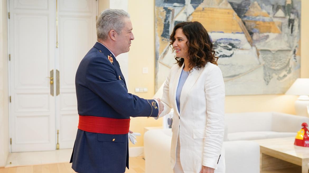 Imagen del artículo Díaz Ayuso recibe al nuevo jefe del Mando Aéreo General, representante de las Fuerzas Armadas en la Comunidad de Madrid