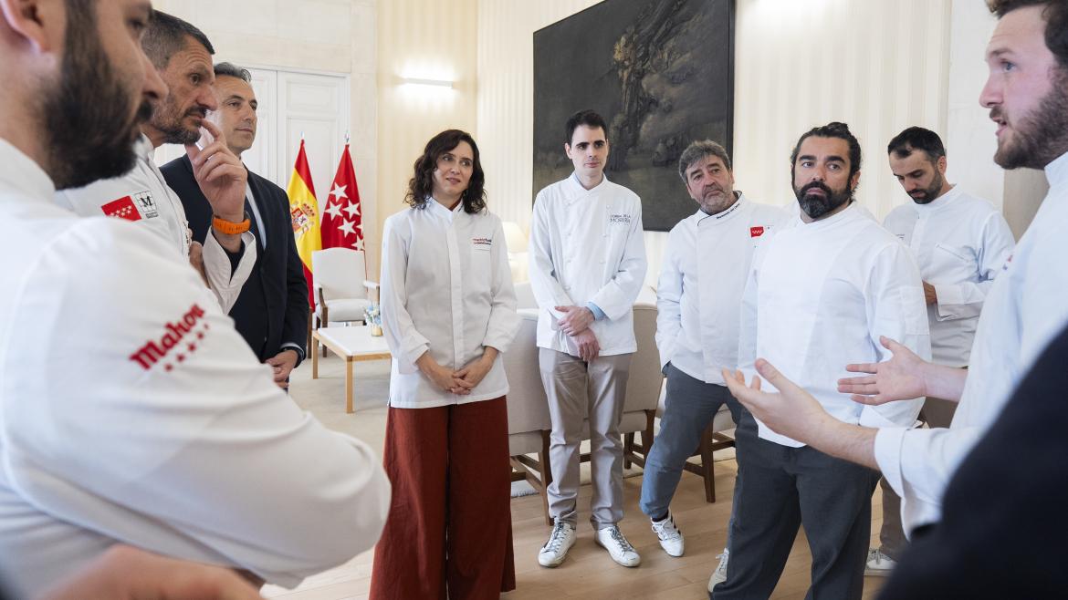 La presidenta Isabel Díaz Ayuso y los cocineros, reposteros y sumilleres madrileños premiados en Madrid Fusión