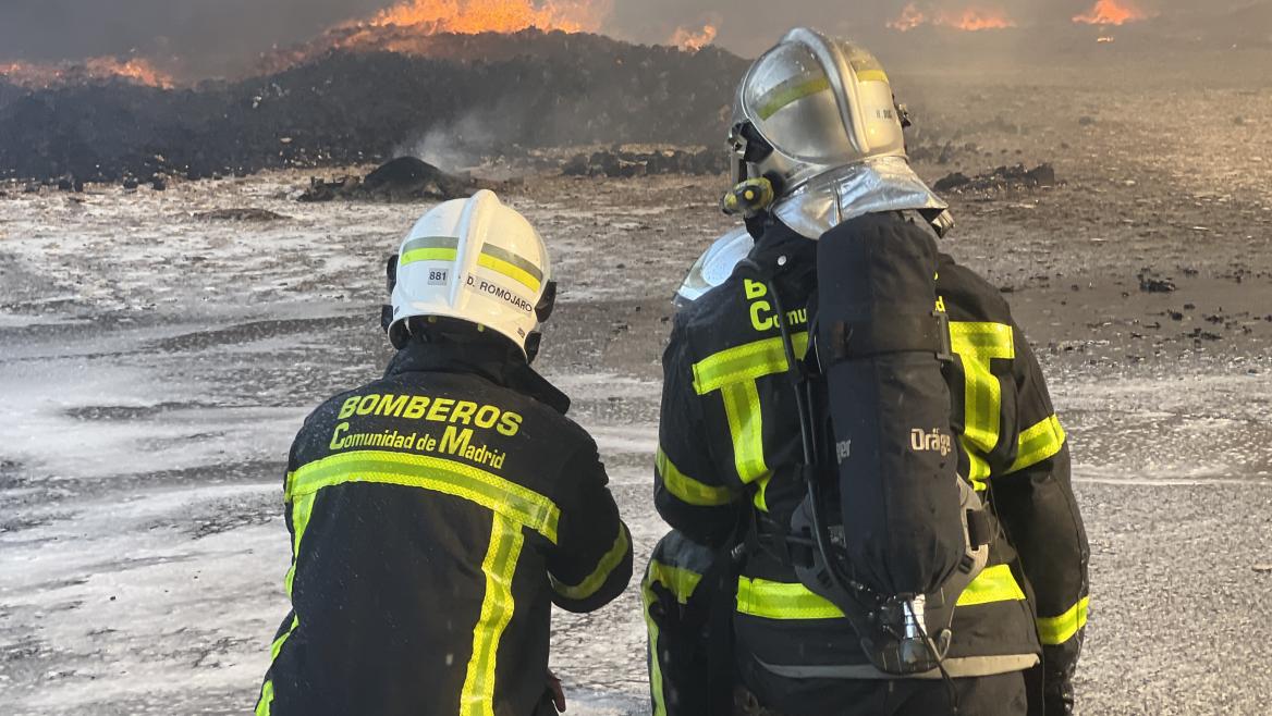 Imagen del artículo La Comunidad de Madrid cambia a color rojo los nuevos uniformes de intervención del Cuerpo de Bomberos para reducir el estrés térmico