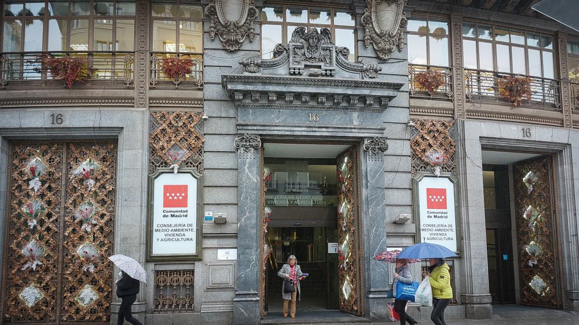 Comunidad de Madrid expone en Navidad la primera fachada institucional decorada con 30 especies de plantas secas La fachadas