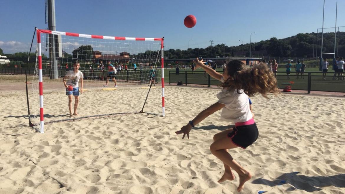 Unos jóvenes practicando voleibol de playa
