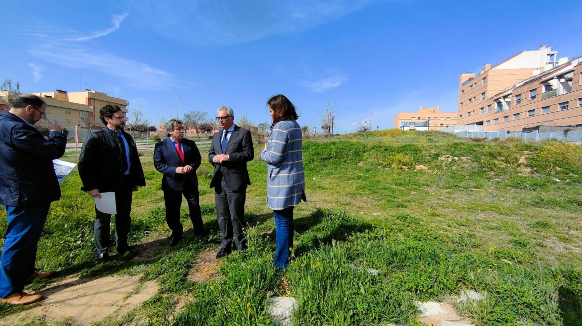 El consejero Carlos Izquierdo durante su visita a Arroyomolinos