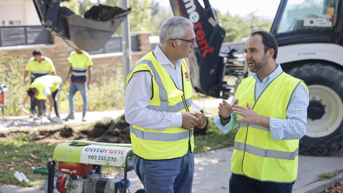 El consejero Carlos Izquierdo conversando