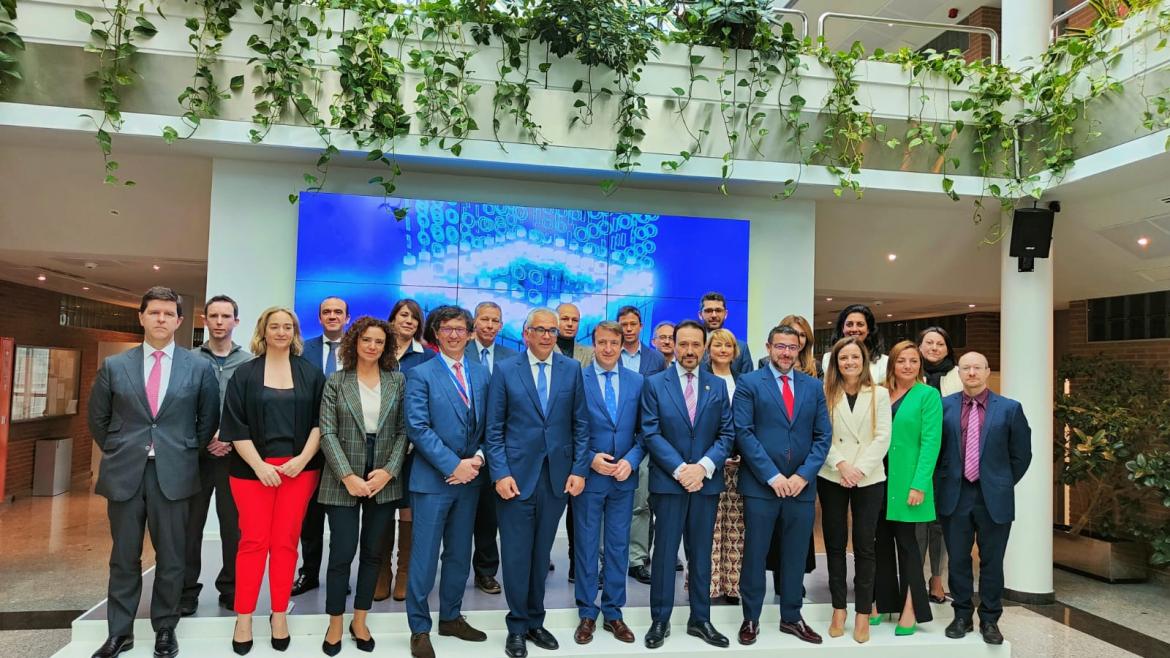 La Comunidad de Madrid pone en marcha el clúster de blockchain en Tres Cantos con la participación de 22 empresas y organismos especializados El consejero de Digitalización, Carlos Izquierdo, junto a los asistentes posando para una foto