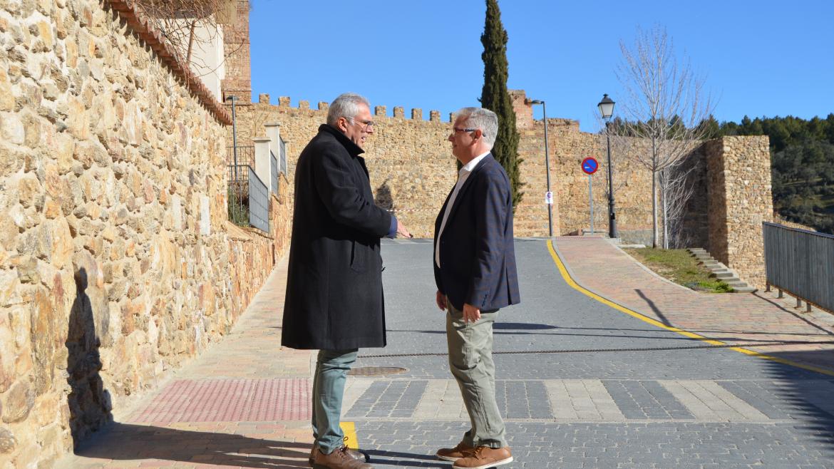La Comunidad de Madrid finaliza las obras de renovación de varias calles en el centro histórico de Buitrago del Lozoya El consejero Carlos Izquierdo en su visita caminando