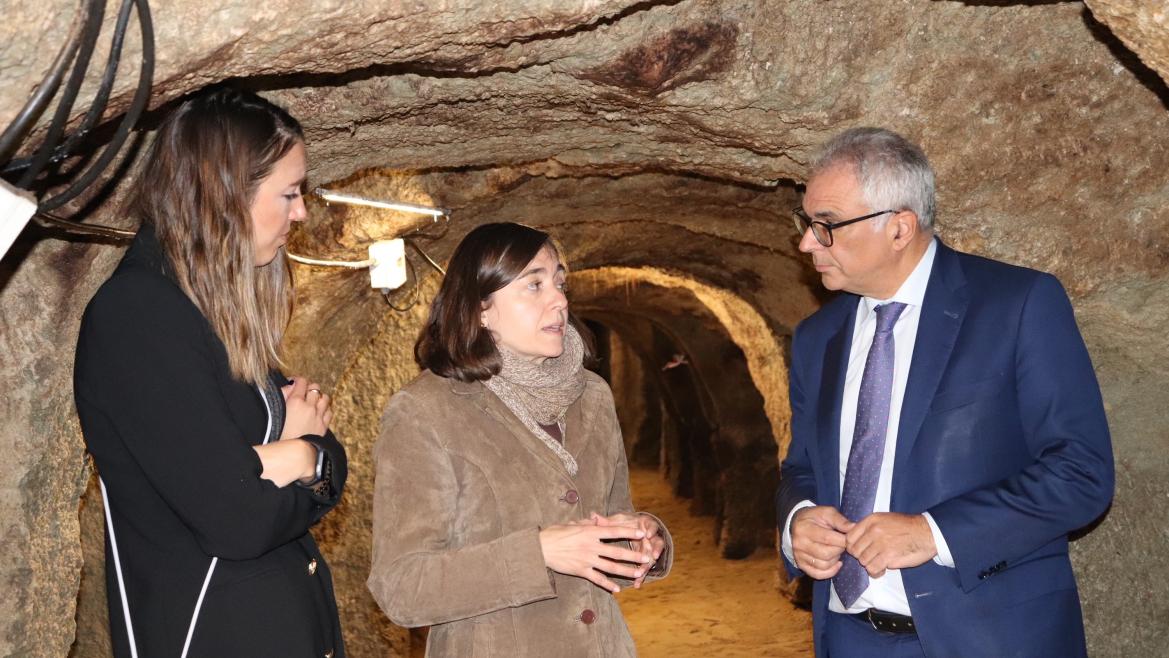 El consejero conversando con dos mujeres durante su visita