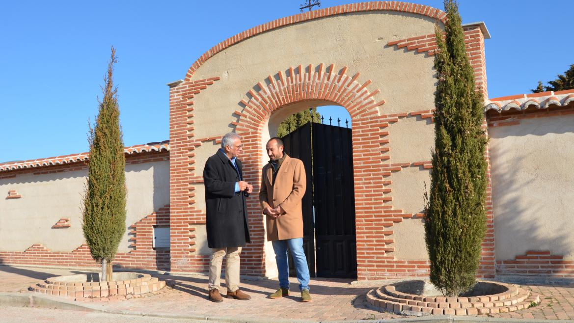 La Comunidad de Madrid rehabilita cuatro cementerios y tres tanatorios con cargo al PIR 2022/2026 El consejero Carlos Izquierdo a las puertas de un cementerio