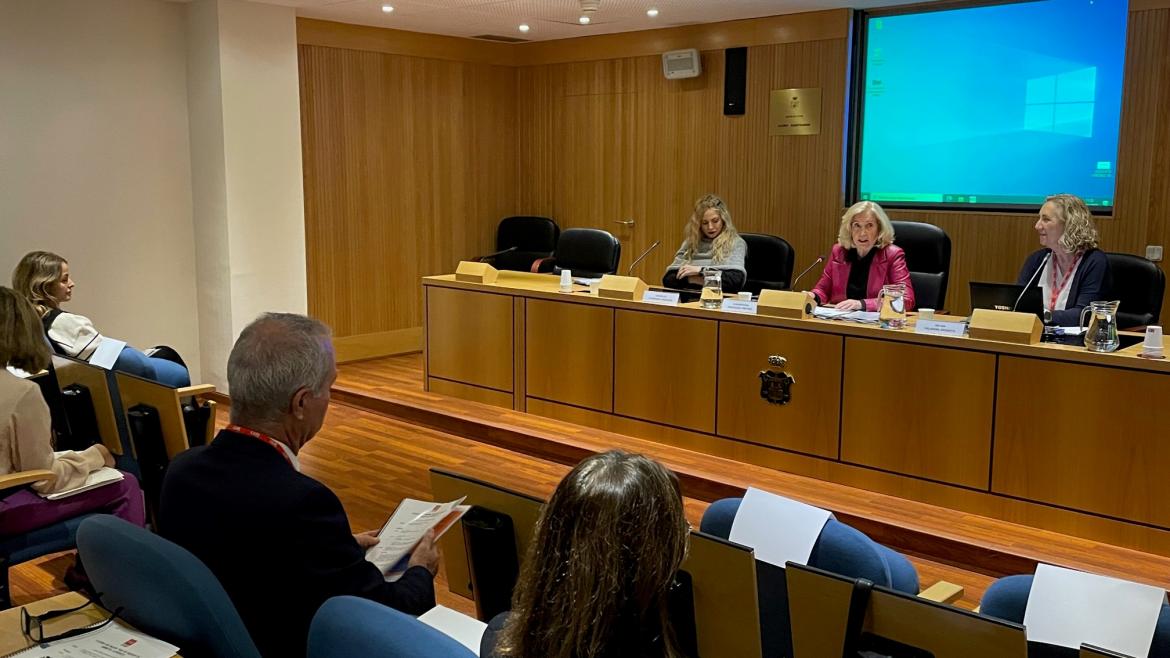 La consejera Concepción Dancausa desde la mesa donde habla