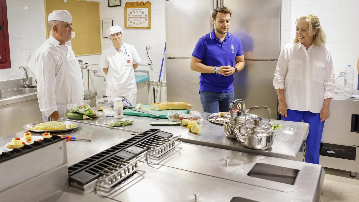 La consejera Concepción Dancausa y el director de Juventud durante la visita