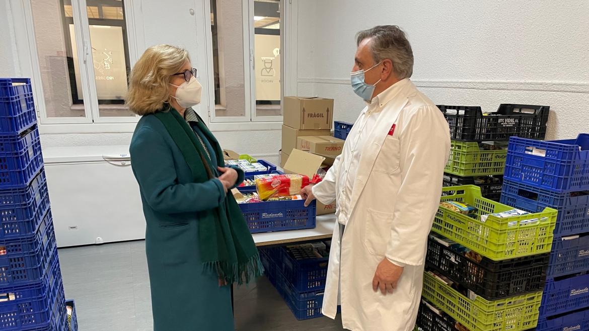 La consejera saluda al encargado del comedor social de la calle Canarias