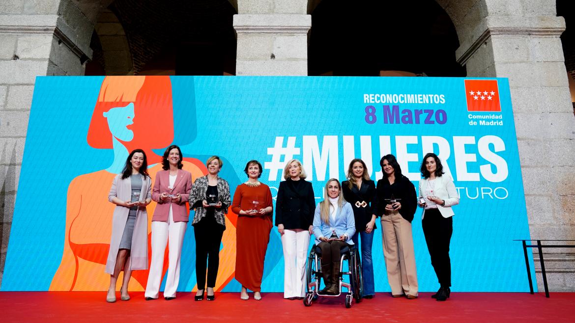 La Comunidad de Madrid entrega los Reconocimientos 8 de Marzo a mujeres destacadas por su talento y liderazgo Las premiadas en el escenario junto a la consejera Concha Dancausa