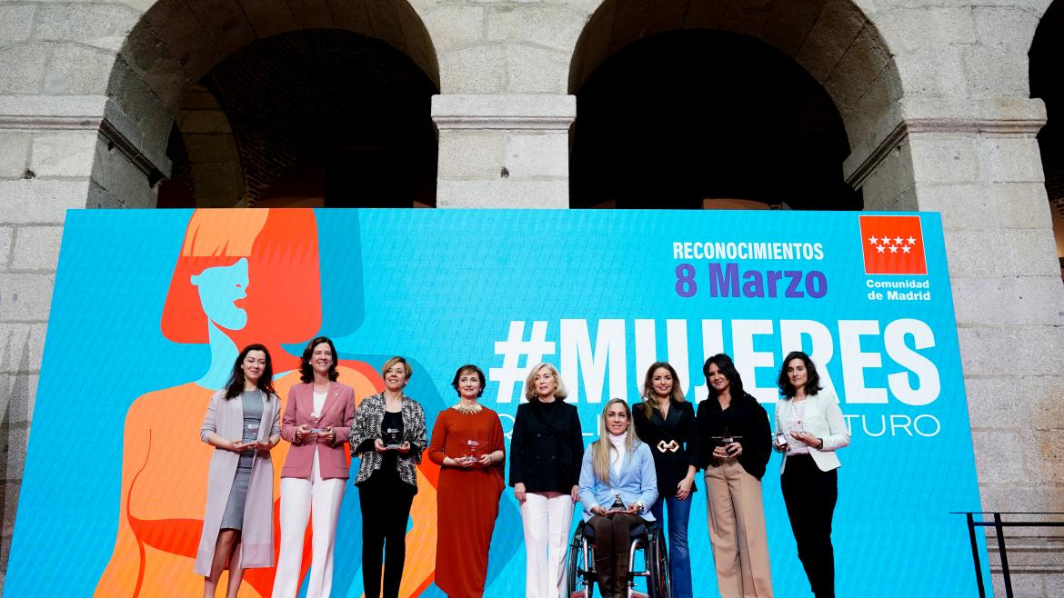 Las premiadas en el escenario junto a la consejera Concha Dancausa