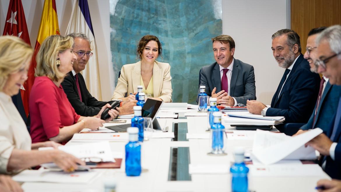 La presidenta, los consejeros y el alcalde de Tres Cantos reunidos