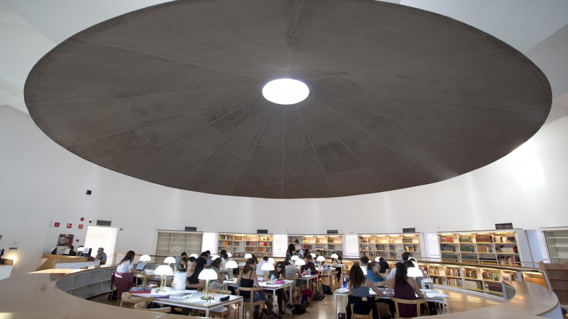 Una de las bibliotecas regionales con algunos lectores 