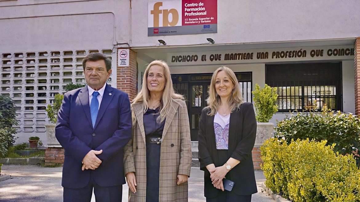 autoridades en entrega de premios