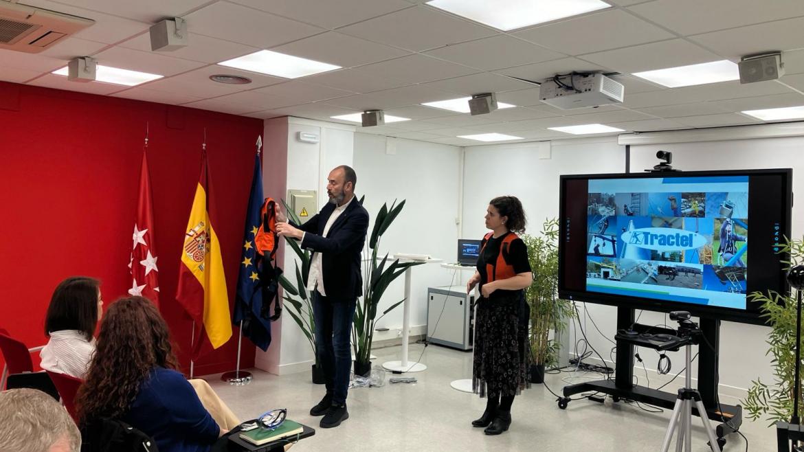 personal mostrando equipos de protección