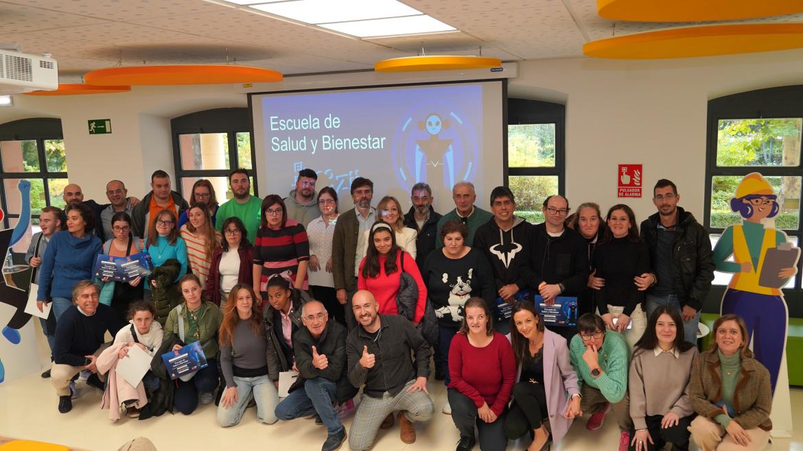 Entrega de diplomas Escuela de Salud y Bienestar del IRSST Personas que reciben diplomas Escuela Salud y Bienestar