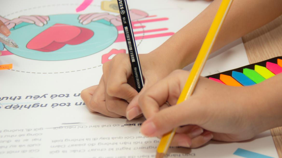 Niños pintando y material escolar
