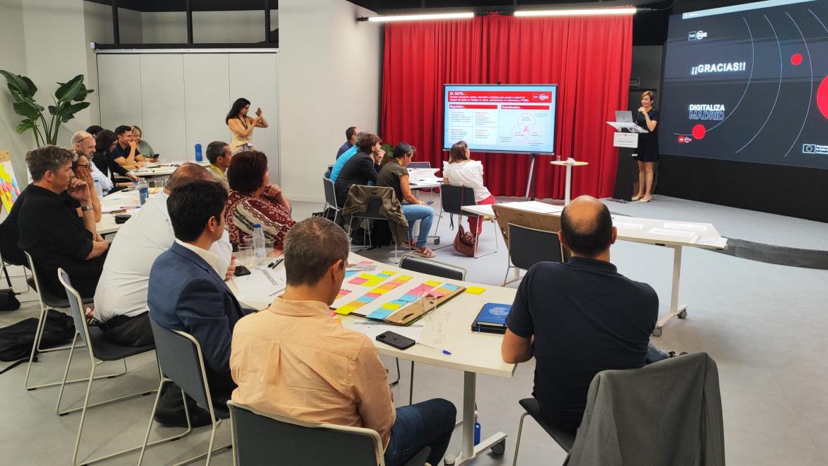 personas reunidas en un taller de trabajo