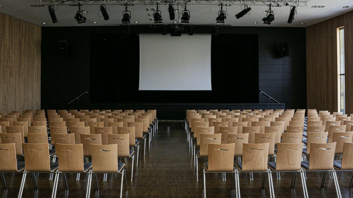 aula con sillas y pantalla