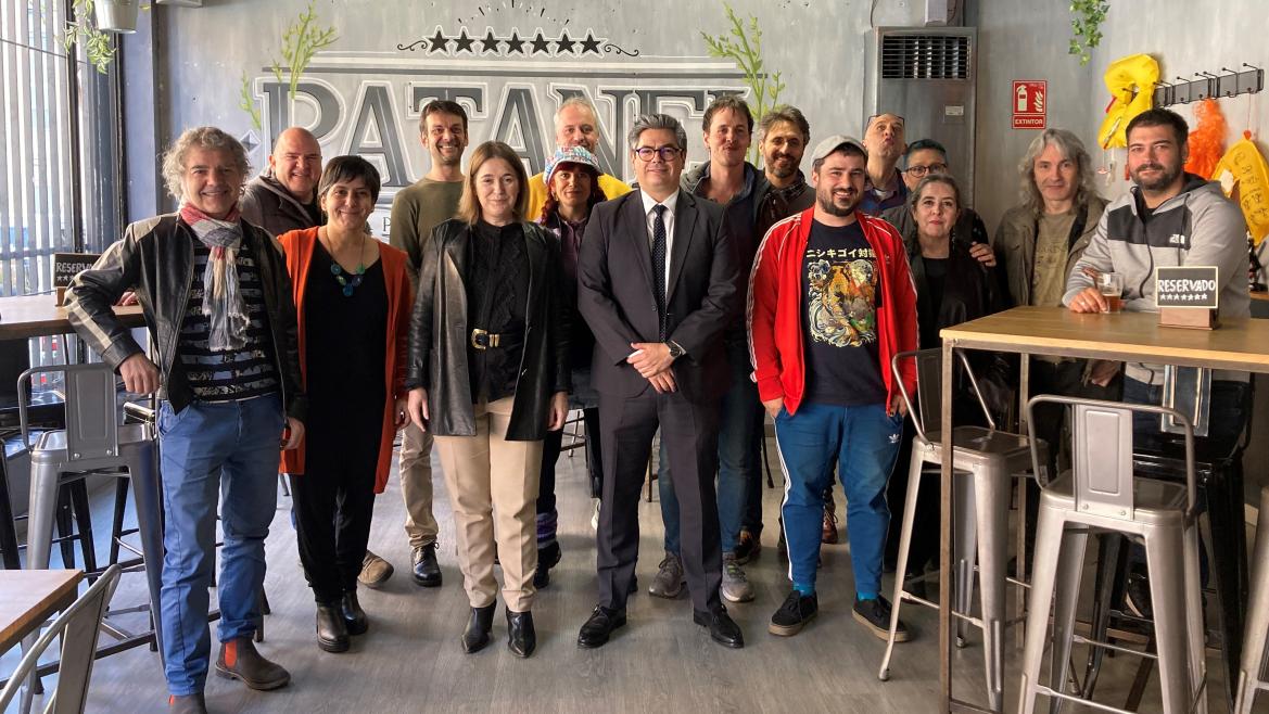La consejera con los organizadores del nuevo festival Cruza Carabanchel 