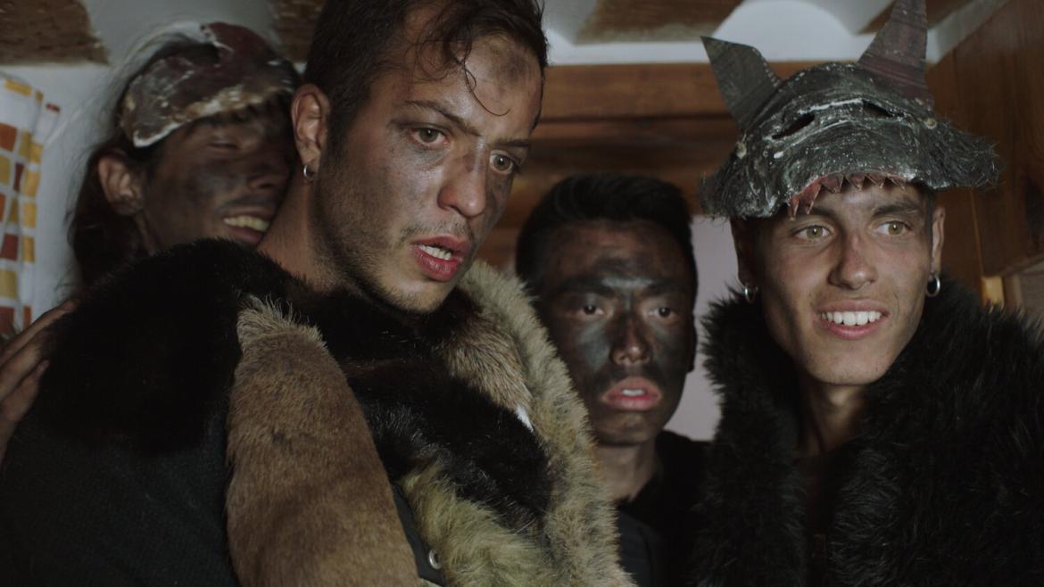 Las producciones madrileñas se presentan en el certamen de Clermont-Ferrand Tres actores con el rostro manchado de aceite en el cortometraje "Tótem loba"