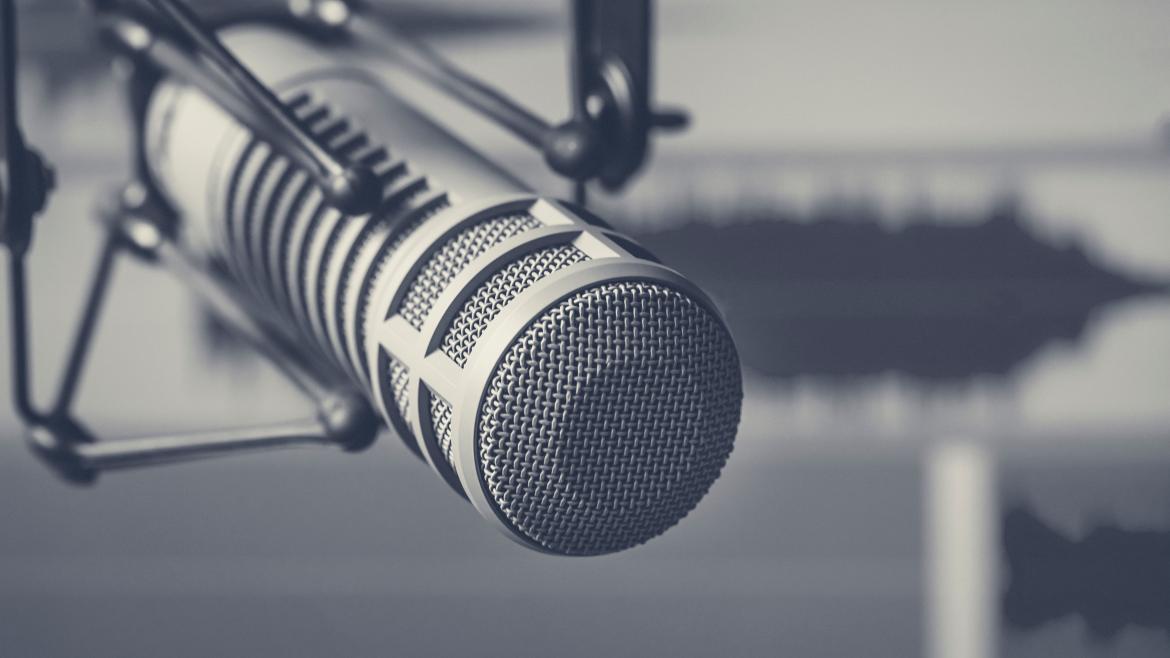 Un micrófono de grabación de podcast