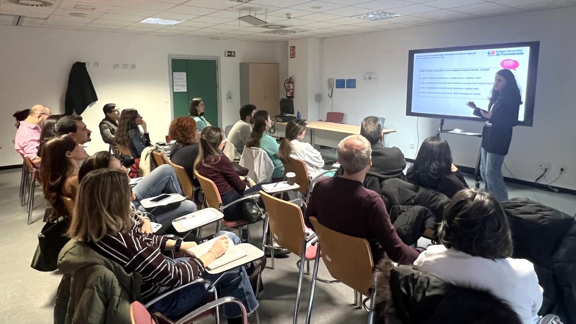 Personas asisten a un curso en un aula