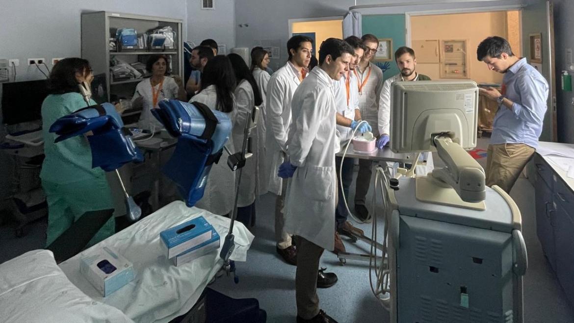 El Hospital Universitario de Fuenlabrada organiza su segundo curso de Ecografía Urológica en Portugal Personal sanitario en una sala contemplan ecógrafo