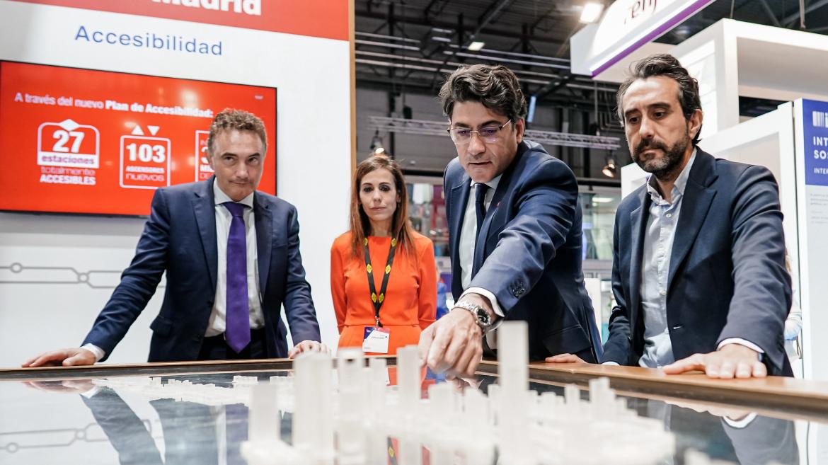 El consejero de Transportes, David Pérez, visita al estand del Gobierno regional en el Global Mobility Call 2022