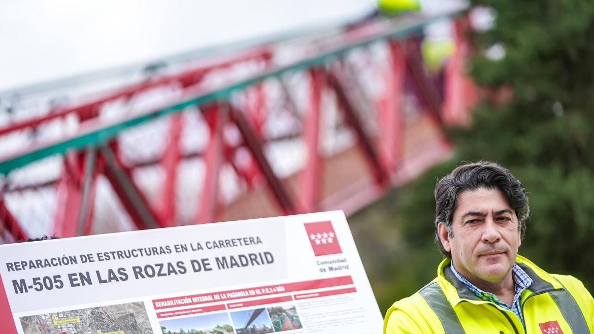 El consejero David Pérez caminando por las obras