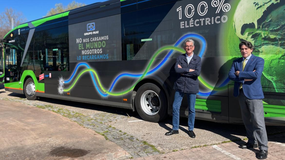 El consejero al lado de los autobuses