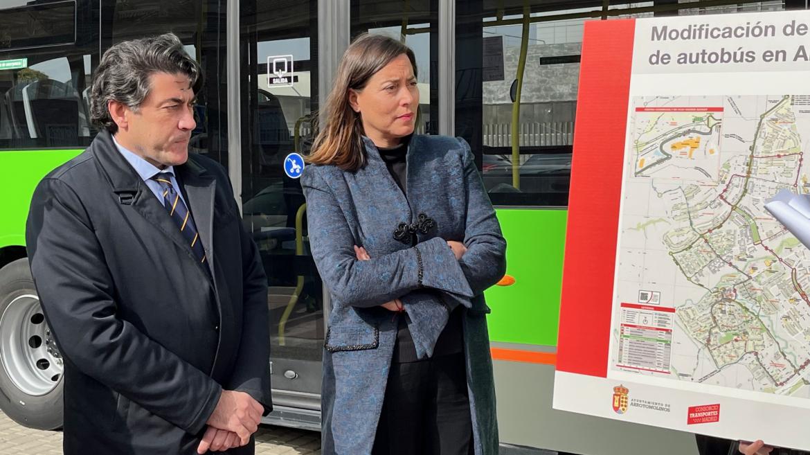 El consejero David Pérez observando un autobús