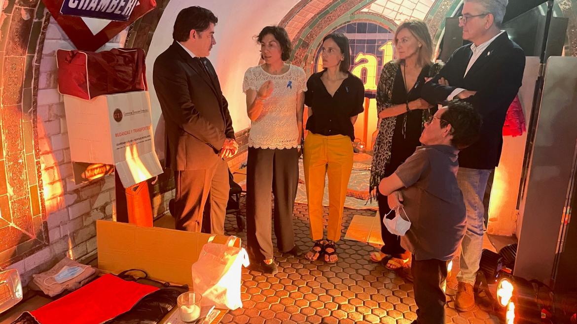 El consejero David Pérez en la estación de Chamberí donde está el montaje
