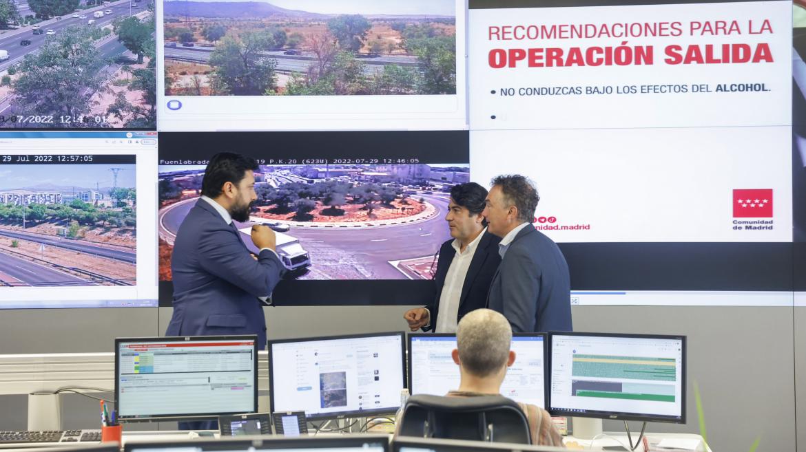 El consejero David Pérez en su visita a la oficina