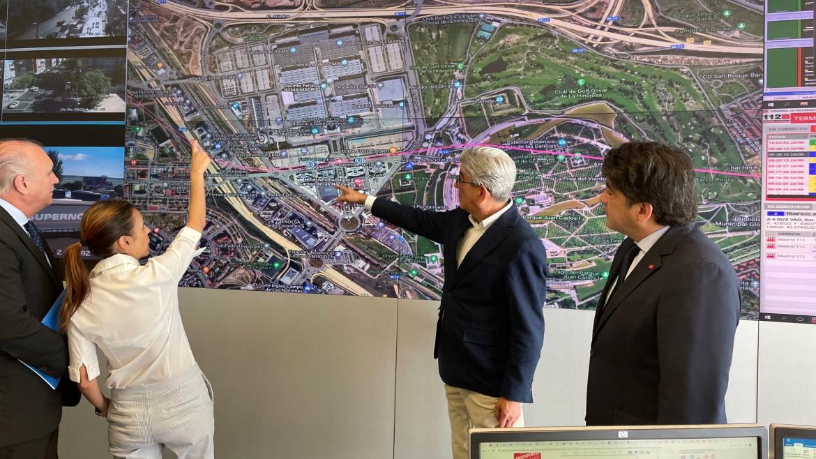 El consejero David Pérez observa un mapa 