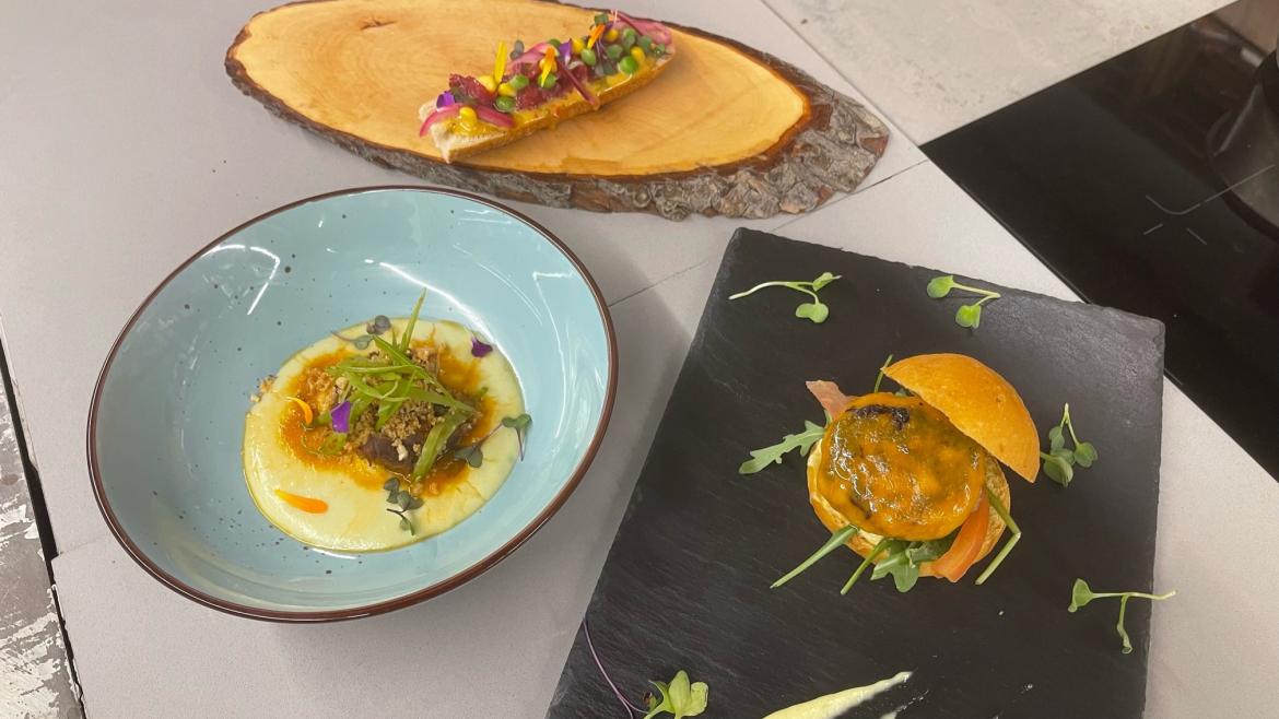 Unas comidas servidas en distintos tipos de platos