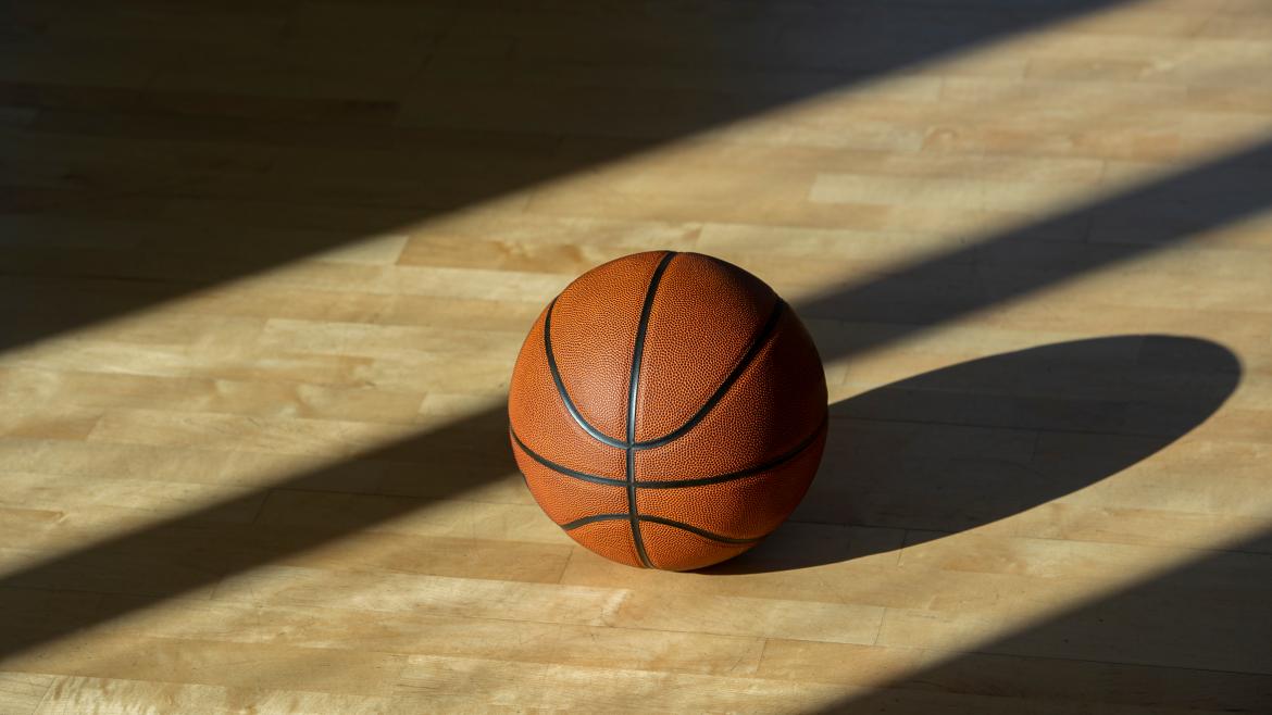 Una pelota de baloncesto en el suelo