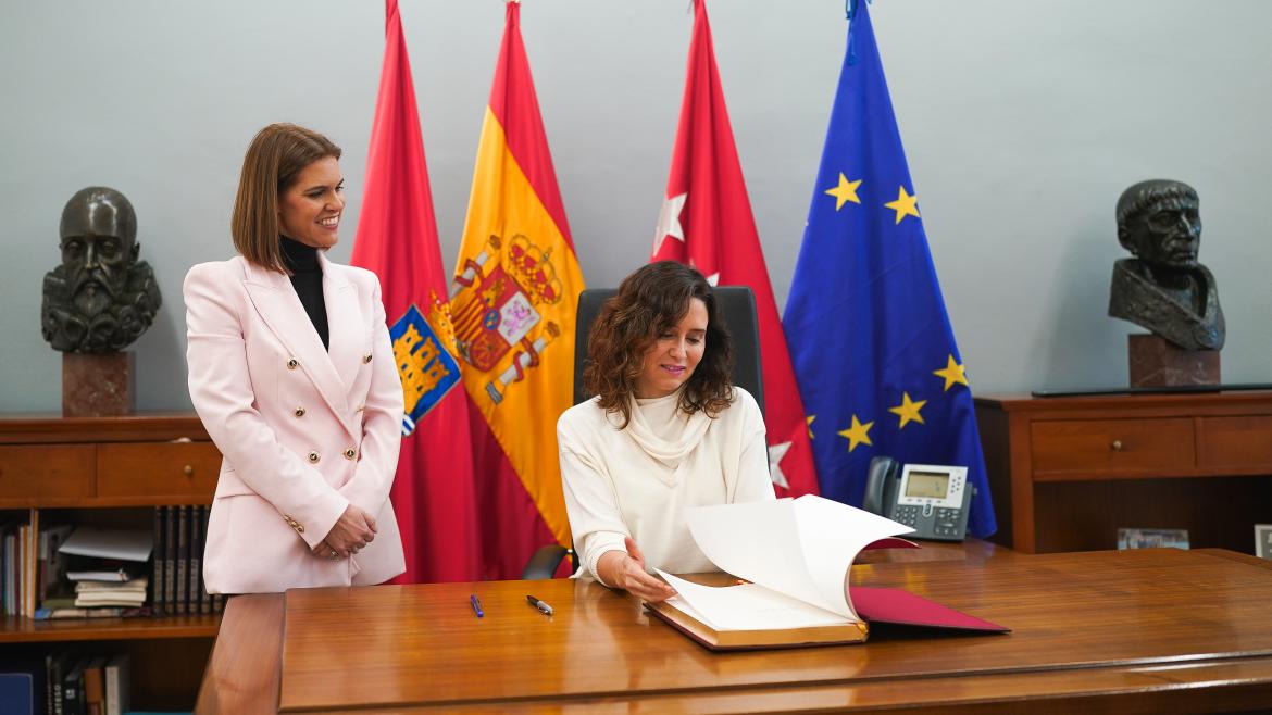 Președintele semnând o carte, împreună cu primarul din Alcalá
