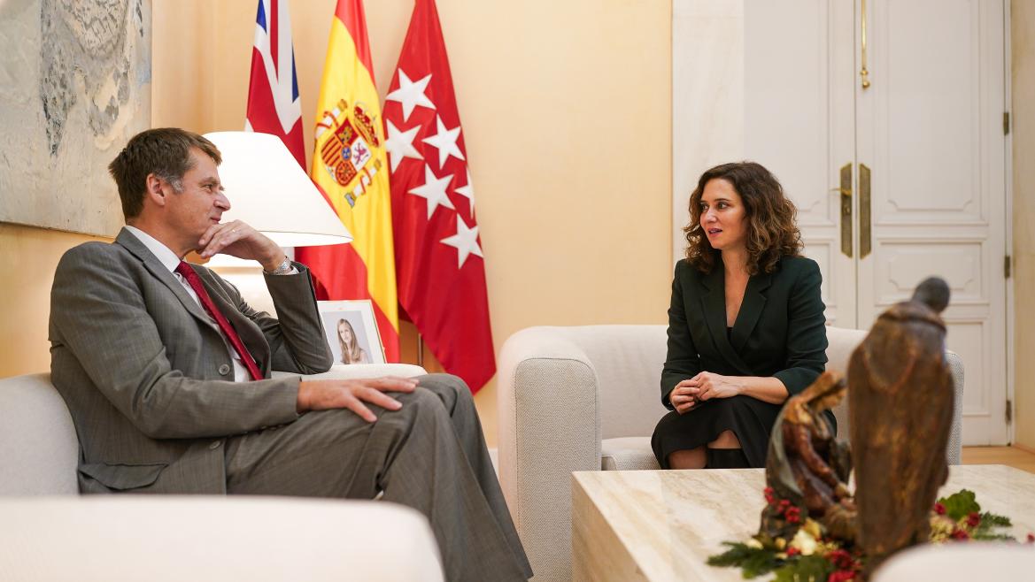 Imagen del artículo Díaz Ayuso se reúne con el embajador de Reino Unido en España para fortalecer las relaciones políticas y comerciales