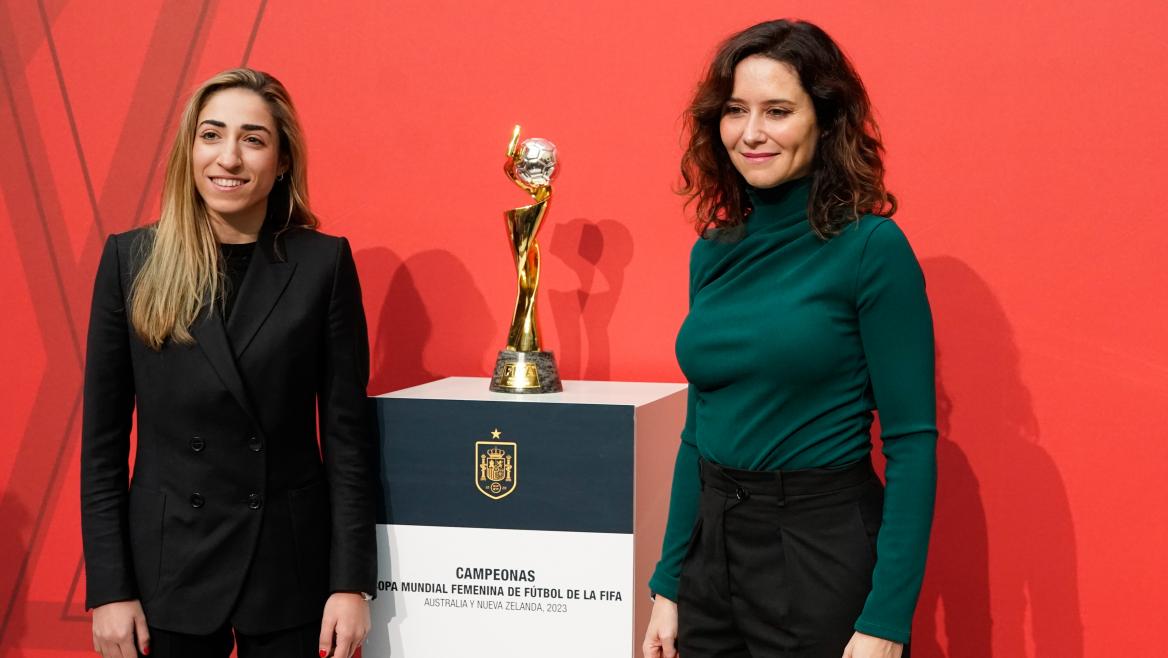 La presidenta junto a Olga Carmona y el trofeo