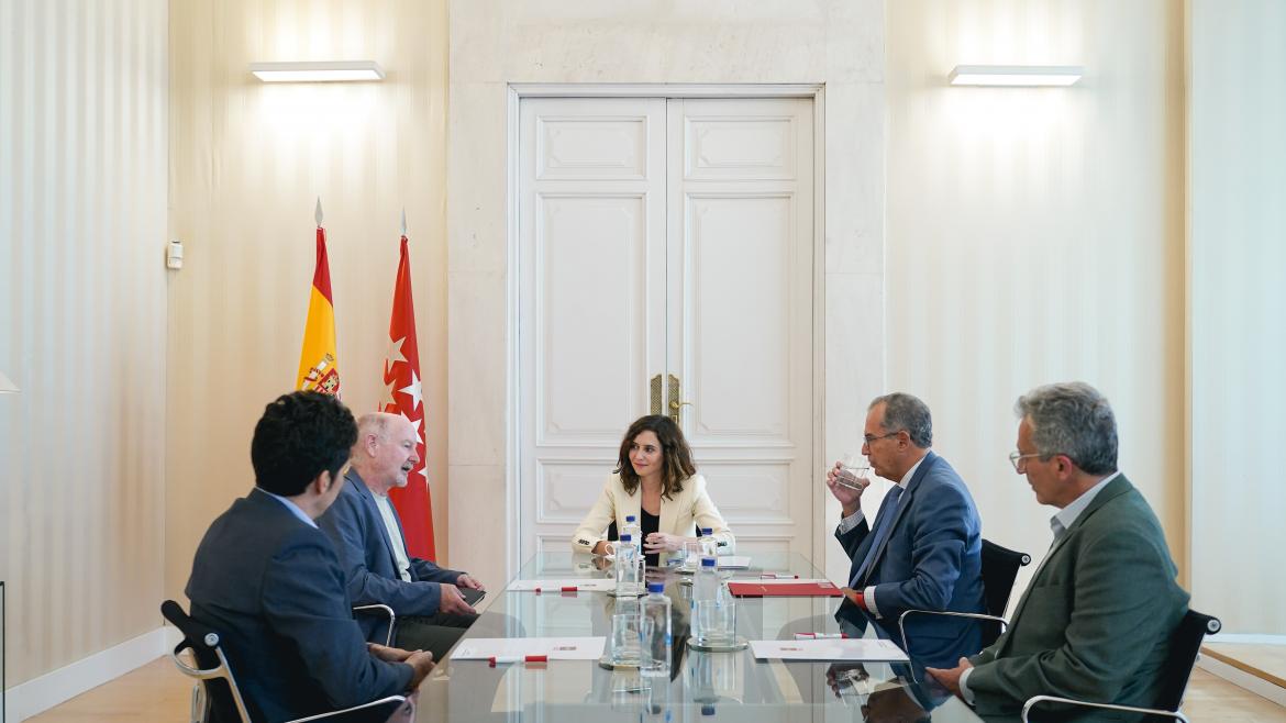 La presidenta con el investigador en la reunión