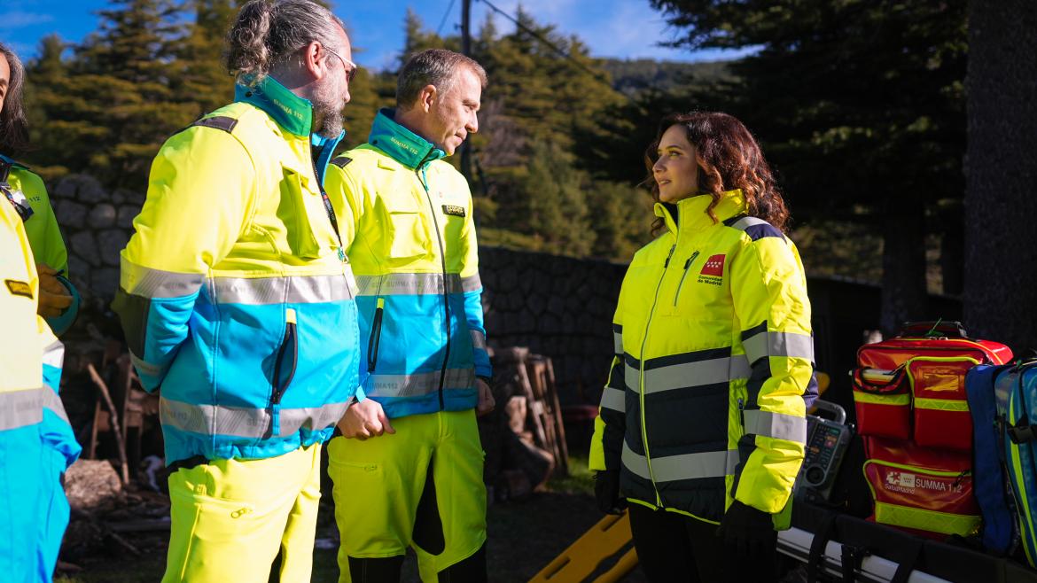 Díaz Ayuso presenta el dispositivo del Plan de Inclemencias Invernales 2024/25 formado por 6.000 efectivos y más de 760 vehículos La presidenta saludando a algunos agentes